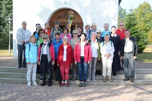 Gruppenfoto vor dem Kapellchen